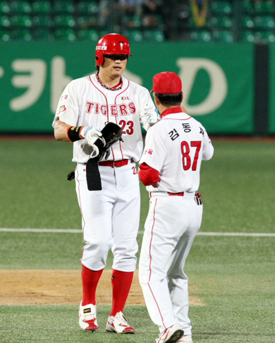  18일 광주 무등경기장에서 열린 2009 프로야구 기아 타이거즈와 LG 트윈스의 경기에서 3회말 1사 기아 4번 최희섭이 2루타를 때리고 코치와 좋아하고 있다. 