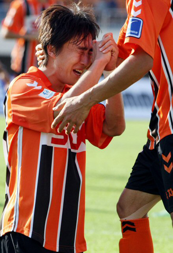 20일 오후 창원종합운동장에서 열린 프로축구 K-리그 경남FC와 광주 상무의 경기에서 경남 이용래가 후반 헤딩 동점골을 넣은 뒤 기쁨의 눈물을 흘리고 있다. 