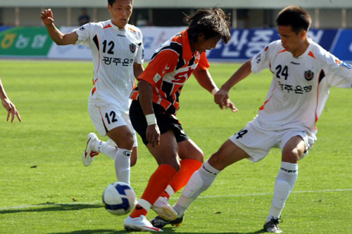  20일 오후 창원종합운동장에서 열린 프로축구 K-리그 경남FC와 광주 상무의 경기에서 경남 인디오가 볼을 잡자 광주 수비진들이 앞뒤에서 밀착마크를 펴고 있다. 