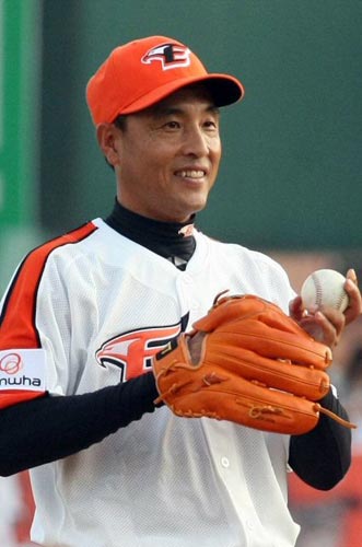 23일 오후 대전 한밭야구장에서 열린 2009 프로야구 한화 이글스-LG 트윈스 경기 전, 한화 송진우가 은퇴경기에 앞서 팬들과 함께 한 행사에서 활짝 웃고 있다. 