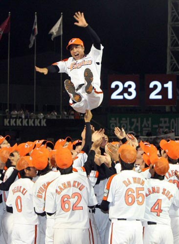23일 오후 대전 한밭야구장에서 열린 2009 프로야구 한화 이글스-LG 트윈스 경기, 한화 선수들이 은퇴하는 송진우를 헹가래 치고 있다. 