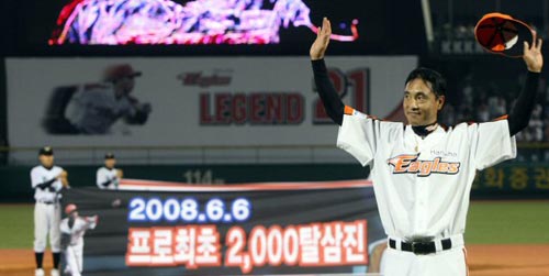 23일 오후 대전 한밭야구장에서 열린 2009 프로야구 한화 이글스-LG 트윈스 경기, 한화 송진우가 은퇴식에서 관중들을 향해 손을 흔들고 있다. 