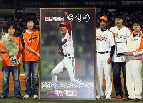 23일 오후 대전 한밭야구장에서 열린 2009 프로야구 한화 이글스-LG 트윈스 경기, 한화 송진우가 은퇴식에서 팬들이 준비한 사진을 옆에 두고 기념사진을 찍고 있다. 