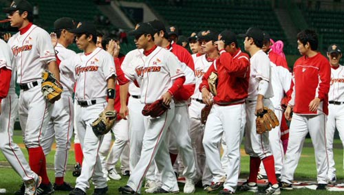 23일 인천 문학구장에서 열린 2009 프로야구 SK 와이번스-삼성 라이온즈 경기, SK 선수들이 삼성을 꺾고 프로야구 최다 연승 기록인 17연승을 달성한 후 함께 기뻐하고 있다. 