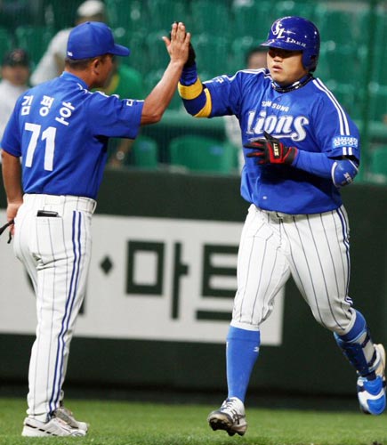 23일 인천 문학구장에서 열린 2009 프로야구 SK 와이번스-삼성 라이온즈 경기,  삼성 박석민(오른쪽)이 2회초 1점 홈런을 친 후 김평호 3루 코치와 하이파이브를 하고 있다. 