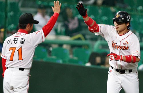 23일 인천 문학구장에서 열린 2009 프로야구 SK 와이번스-삼성 라이온즈 경기, SK 박재상(오른쪽)이 2회말 1사 1루 상황에서 2점 홈런을 친 후 이광길 3루 코치와 하이파이브를 하고 있다. 