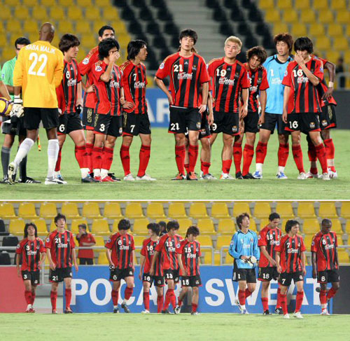 23일(한국시간) 카타르 도하 카타르스포츠클럽에서 23일(현지시간) 열린 AFC 8강 1차전에서 FC서울 선수들이 움 살랄(카타르)에 2대3로 역전패 한 후 아쉬워하고 있다. 서울은 2대1로 앞선 후반 중반 안태은의 슈팅이 골대를 맞고 골라인 안쪽에 떨어졌다가 튀어나왔지만 주심이 득점으로 인정하지 않아 큰 아쉬음이 남았다. 