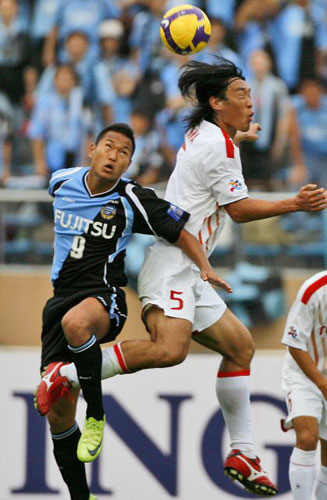 23일(한국시간) 일본 도쿄 국립경기장에서 열린 가와사키 프론탈레와 나고야 그램퍼스의 아시아축구연맹(AFC) 챔피언스리그 8강 1차전에서 정대세가 나고야의 마스카와 타카히로와 공중볼 경합을 벌이고 있다. 가와사키가 2대1로 승리하며 기선을 제압했다. 