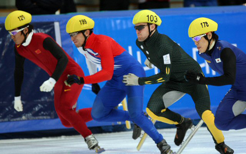 24일 오후 서울 목동아이스링크에서 열린 2009/2010 국제빙상경기연맹(ISU) 쇼트트랙 월드컵 2차대회 남자 500ｍ 예비예선 경기에서 이승재(오른쪽)가 힘찬 출발을 하고 있다. 