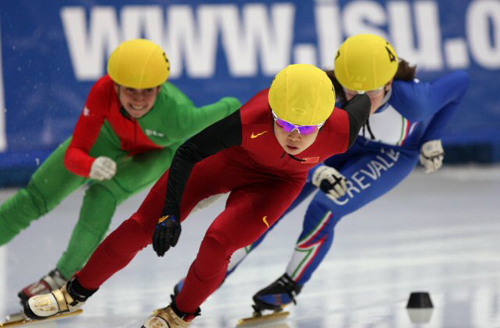 24일 오후 서울 목동아이스링크에서 열린 2009/2010 국제빙상경기연맹(ISU) 쇼트트랙 월드컵 2차대회 여자 500ｍ 예비예선 경기에서 왕 멍(중국)이 트랙을 힘차게 돌고 있다. 