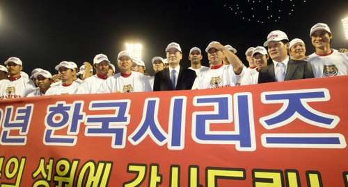 24일 전북 군산월명경기장에서 열린 프로야구 KIA와 히어로즈의 경기에서 KIA가 5대0으로 승리, 12년 만에 한국시리즈에 직행했다. 페넌트레이스 우승을 확정한 뒤 KIA 선수들이 기념촬영을 하고 있다. 