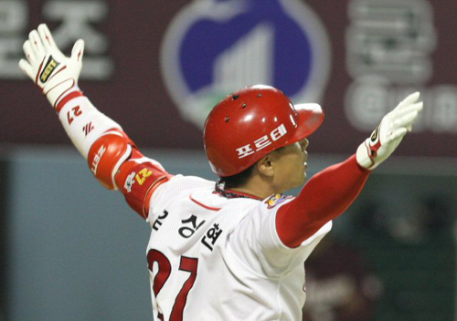 24일 전북 군산월명경기장에서 열린 프로야구 KIA와 히어로즈의 경기. 3회말 2사 1루 상황에서 KIA 김상현이 3대0으로 앞서가는 투런 홈런을 친 뒤 환호하고 있다. 