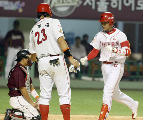 24일 전북 군산월명경기장에서 열린 프로야구 KIA와 히어로즈의 경기. 3회말 2사 1루 상황에서 KIA 김상현이 3대0으로 앞서가는 투런 홈런을 친 뒤 1루 주자 최희섭의 환영을 받고 있다. 