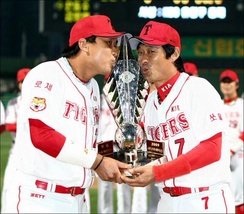 25일 오후 광주 무등야구장에서 열린 2009 프로야구 기아 타이거즈-히어로즈 경기 전, 기아 김상훈(왼쪽)과 이종범이 정규리그 우승트로피에 키스하며 기뻐하고 있다. 