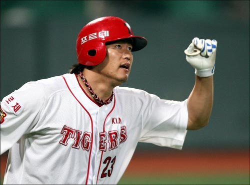 25일 오후 광주 무등야구장에서 열린 2009 프로야구 기아 타이거즈-히어로즈 경기, 기아 최희섭이 8회말 2사 1, 3루 상황에서 3점 홈런을 친 후 주먹을 불끈 쥐고 있다. 