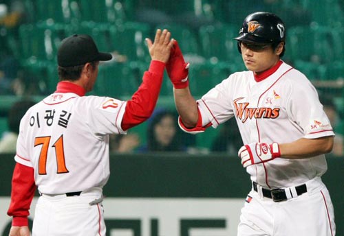  25일 인천 문학구장에서 열린 2009 프로야구 SK 와이번스-두산 베어스 경기, SK 박정권(오른쪽)이 1회 3점 홈런에 이어 8회 1점 홈런을 친 후 이광길 3루 코치와 하이파이브를 하고 있다. 