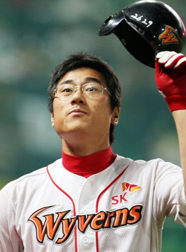 25일 인천 문학구장에서 열린 2009 프로야구 SK 와이번스-두산 베어스 경기, SK 박정권이 1회말 6대 1로 달아나는 3점 홈런을 때린 후 관중들의 환호에 답례하고 있다. 