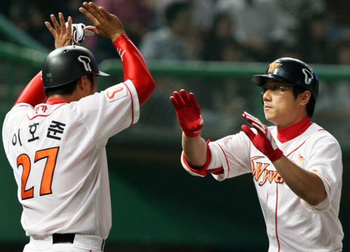 25일 인천 문학구장에서 열린 2009 프로야구 SK 와이번스-두산 베어스 경기, SK 박정권이 1회말 6대 1로 달아나는 3점 홈런을 때린 후 팀 동료 이호준의 축하를 받고 있다. 