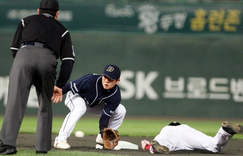 25일 인천 문학구장에서 열린 2009 프로야구 SK 와이번스-두산 베어스 경기, SK 정근우(오른쪽)가 두산 유격수 손시헌의 태그에 앞서 2루 도루에 성공하고 있다. 