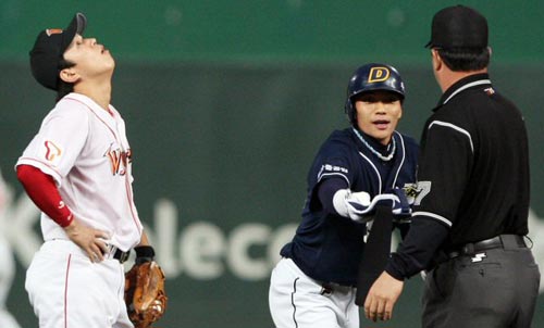  25일 인천 문학구장에서 열린 2009 프로야구 SK 와이번스-두산 베어스 경기, 두산 이종욱이 2루수와 중견수 사이에 떨어지는 행운의 안타를 때린 후 2루에서 세이프되자 SK 유격수 나주환(왼쪽)이 허탈한 표정으로 하늘을 바라보고 있다. 