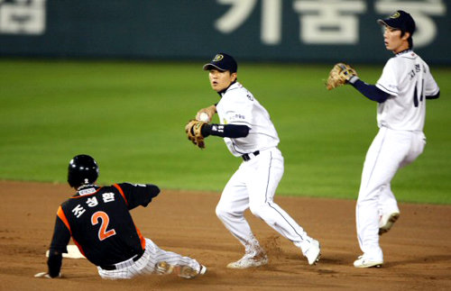 29일 서울 잠실야구장에서 열린 2009 프로야구 준플레이오프 1차전 두산베어스와 롯데 자이언츠의 경기 6회초 롯데의 무사 1,2루 찬스에서 두산 유격수 손시헌이 롯데 1루주자 조성환을 포스아웃 시킨 뒤 1루로 송구하고 있다. 타자 이대호도 아웃. 