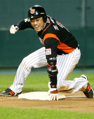 29일 서울 잠실야구장에서 열린 2009 프로야구 준플레이오프 1차전 두산베어스와 롯데 자이언츠의 경기에서 롯데 조성환이 8회초 통쾌한 1타점 3루타를 친 뒤 환호하고 있다. 