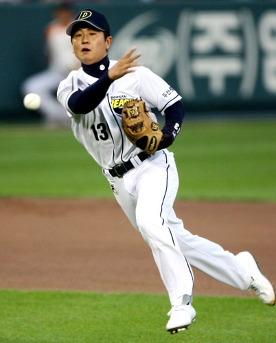 29일 서울 잠실야구장에서 열린 2009 프로야구 준플레이오프 두산베어스와 롯데 자이언츠의 경기에서 1회초 1사 상황에서 두산 유격수 손시헌이 롯데 이승화의 깊숙한 내야땅볼을 멋지게 처리하고 있다. 