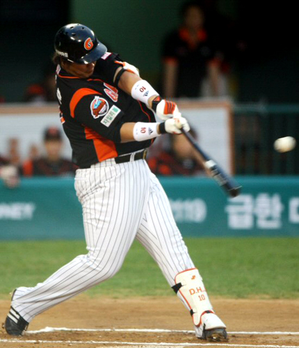 29일 서울 잠실야구장에서 열린 2009 프로야구 준플레이오프 두산베어스와 롯데 자이언츠의 경기에서 1회초 2사 주자 1루 상황에서 롯데 이대호가 안타를 치고 있다. 