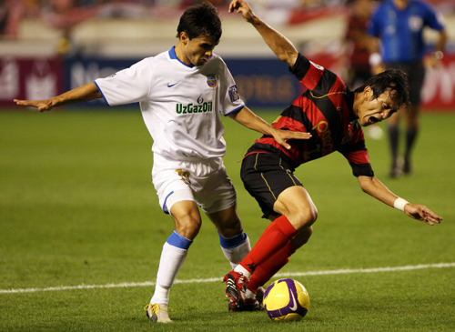  30일 경북 포항 스틸야드에서 열린 2009 아시아축구연맹(AFC) 챔피언스리그 8강 2차전 포항 스틸러스-부니오드코르(우즈베키스탄) 경기에서 포항의 노병준이 드리블을 하다 상대 하사노프에 막히고 있다. 