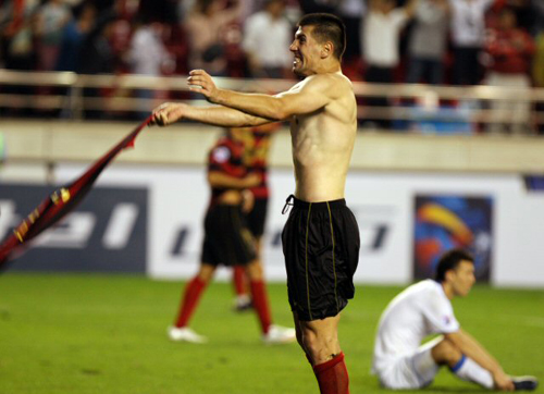 30일 경북 포항 스틸야드에서 열린 2009 아시아축구연맹(AFC) 챔피언스리그 8강 2차전 포항 스틸러스-부니오드코르(우즈베키스탄) 경기에서 포항이 연장 접전 끝에 승리하자 스테보가 환호하고 있다. 