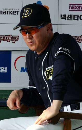 2일 부산 사직야구장에서 열린 프로야구 준 플레이오프 3차전 두산-롯데 경기에서 두산이 경기 초부터 큰 점수차이로 앞서가자 여유롭게 경기를 지켜보고 있다. 