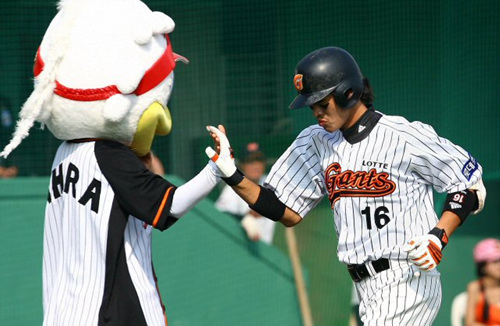 2일 오후 부산 사직구장에서 열린 2009 프로야구 준플레이오프 3차전 롯데와 두산의 경기 3회말 2사 상황에서 타석에 들어선 롯데 박기혁이 솔로홈런을 친 후 그라운드를 돌고 있다. 