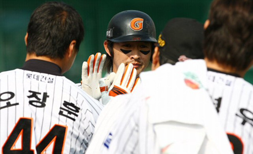 2일 오후 부산 사직구장에서 열린 2009 프로야구 준플레이오프 3차전 롯데와 두산의 경기 3회말 2사 상황에서 타석에 들어선 롯데 박기혁이 솔로홈런을 친 후 동료들의 축하를 받고 있다. 