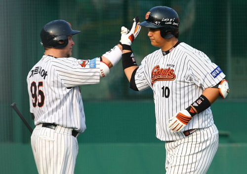 2일 오후 부산 사직구장에서 열린 2009 프로야구 준플레이오프 3차전 롯데와 두산의 경기에서 9회초 2사 상황에서 타석에 들어선 롯데 이대호가 솔로홈런을 친후 그라운드를 돌고 있다. 
