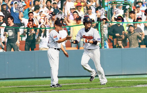 2일 오후 부산 사직구장에서 열린 2009 프로야구 준플레이오프 3차전 롯데와 두산의 경기 3회말 2사 상황에서 타석에 들어선 롯데 박기혁이 솔로홈런을 친 후 그라운드를 돌고 있다. 