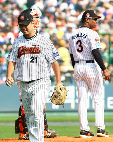 2일 오후 부산 사직구장에서 열린 2009 프로야구 준플레이오프 3차전 롯데와 두산의 경기에서 롯데 선발투수 송승준이 7실점 후 마운드를 내려가고 있다. 