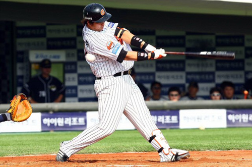 2일 오후 부산 사직구장에서 열린 2009 프로야구 준플레이오프 3차전 롯데와 두산의 경기 2회말 타석에 들어선 롯데 이대호가 파울타구를 치고 있다. 