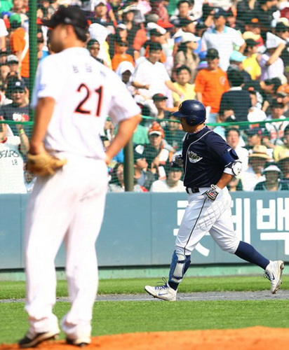 2일 오후 부산 사직구장에서 열린 2009 프로야구 준플레이오프 3차전 롯데와 두산의 경기 2회초 1사 주자만루 상황에서 타석에 들어선 두산 김동주가 만루홈런을 친 후 그라운드를 돌고 있다. 