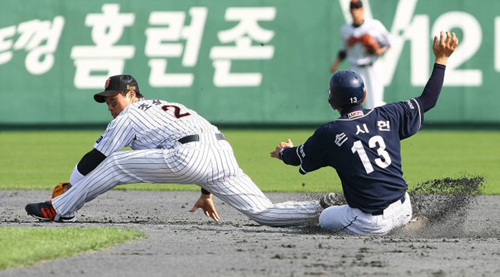 2일 오후 부산 사직구장에서 열린 2009 프로야구 준플레이오프 3차전 롯데와 두산의 경기 2회초 2사 주자1루 상황에서 두산 손시헌이 2루에서 아웃되고 있다. 