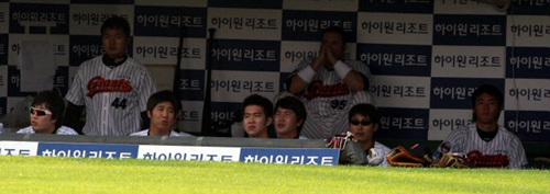 2일 부산 사직야구장에서 열린 프로야구 준 플레이오프 3차전 두산-롯데 경기에서 롯데가 경기 초부터 큰 점수 차이로 뒤지자 더그아웃에 있는 선수들이 어두운 표정을 짓고 있다. 