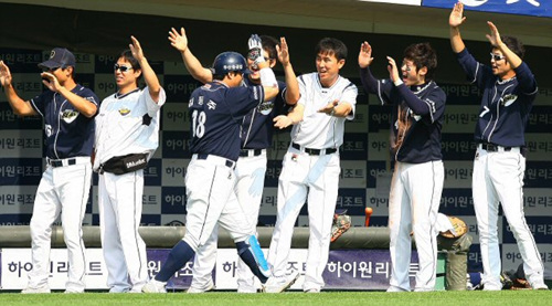 2일 오후 부산 사직구장에서 열린 2009 프로야구 준플레이오프 3차전 롯데와 두산의 경기 2회초 1사 주자만루 상황에서 타석에 들어선 두산 김동주가 만루홈런을 친 후 동료들의 축하를 받고 있다. 