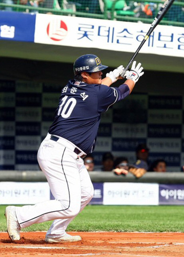2일 오후 부산 사직구장에서 열린 2009 프로야구 준플레이오프 3차전 롯데와 두산의 경기 1회초 2사 주자1,2루 상황에서 타석에 들어선 두산 최준석이 1점 적시타를 치고 있다. 
