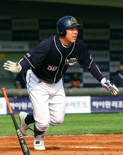 2일 오후 부산 사직구장에서 열린 2009 프로야구 준플레이오프 3차전 롯데와 두산의 경기에서 5회초 1사 주자 1루상황에서 타석에 들어선 두산 김현수가 안타를 치고 있다. 