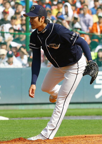 2일 오후 부산 사직구장에서 열린 2009 프로야구 준플레이오프 3차전 롯데와 두산의 경기에서 두산 선발투수 홍상삼이 역투하고 있다. 
