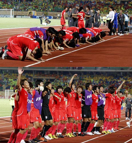 3일 새벽(한국시각) 이집트 수에즈 무바라크 스타디움에서 열린 2009 국제축구연맹(FIFA) 20세 이하(U-20) 월드컵 C조 3차전 대한민국-미국 경기, 한국 선수들이 미국을 3대0으로 꺾고 16강 진출에 성공한 후 환호하며 응원단을 향해 큰절을 하고 있다. 
