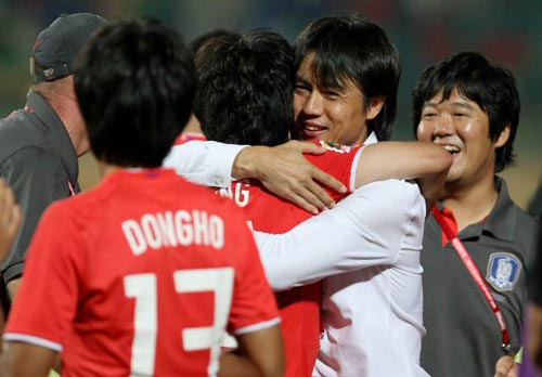  3일 새벽(한국시각) 이집트 수에즈 무바라크 스타디움에서 열린 2009 국제축구연맹(FIFA) 20세 이하(U-20) 월드컵 C조 3차전 대한민국-미국 경기, 한국 홍명보 감독이 미국을 3대0으로 꺾고 16강 진출에 성공한 후 선수들과 포옹하며 기뻐하고 있다. 