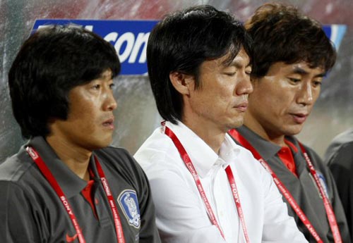  3일 새벽(한국시각) 이집트 수에즈 무바라크 스타디움에서 열린 2009 국제축구연맹(FIFA) 20세 이하(U-20) 월드컵 C조 3차전 대한민국-미국 경기, 한국 홍명보 감독(가운데)이 기도하듯 눈을 감고 있다. 