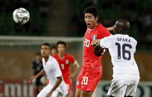  3일 새벽(한국시각) 이집트 수에즈 무바라크 스타디움에서 열린 2009 국제축구연맹(FIFA) 20세 이하(U-20) 월드컵 C조 3차전 대한민국-미국 경기, 한국 공격수 박희성이 상대 선수와 공중볼 경합을 벌이고 있다. 