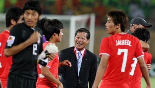 3일 새벽(한국시각) 이집트 수에즈 무바라크 스타디움에서 열린 2009 국제축구연맹(FIFA) 20세 이하(U-20) 월드컵 C조 3차전 대한민국-미국 경기, U-20 대표팀 단장인 노흥섭 축구협회 부회장이 미국을 3대0으르 꺾고 16강 진출에 성공한 선수들을 격려하고 있다. 