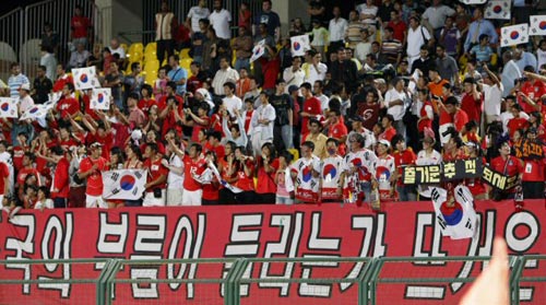  3일 새벽(한국시각) 이집트 수에즈 무바라크 스타디움에서 열린 2009 국제축구연맹(FIFA) 20세 이하(U-20) 월드컵 C조 3차전 대한민국-미국 경기, 현지 교민과 원정 응원단이 열띤 응원을 하고 있다. 